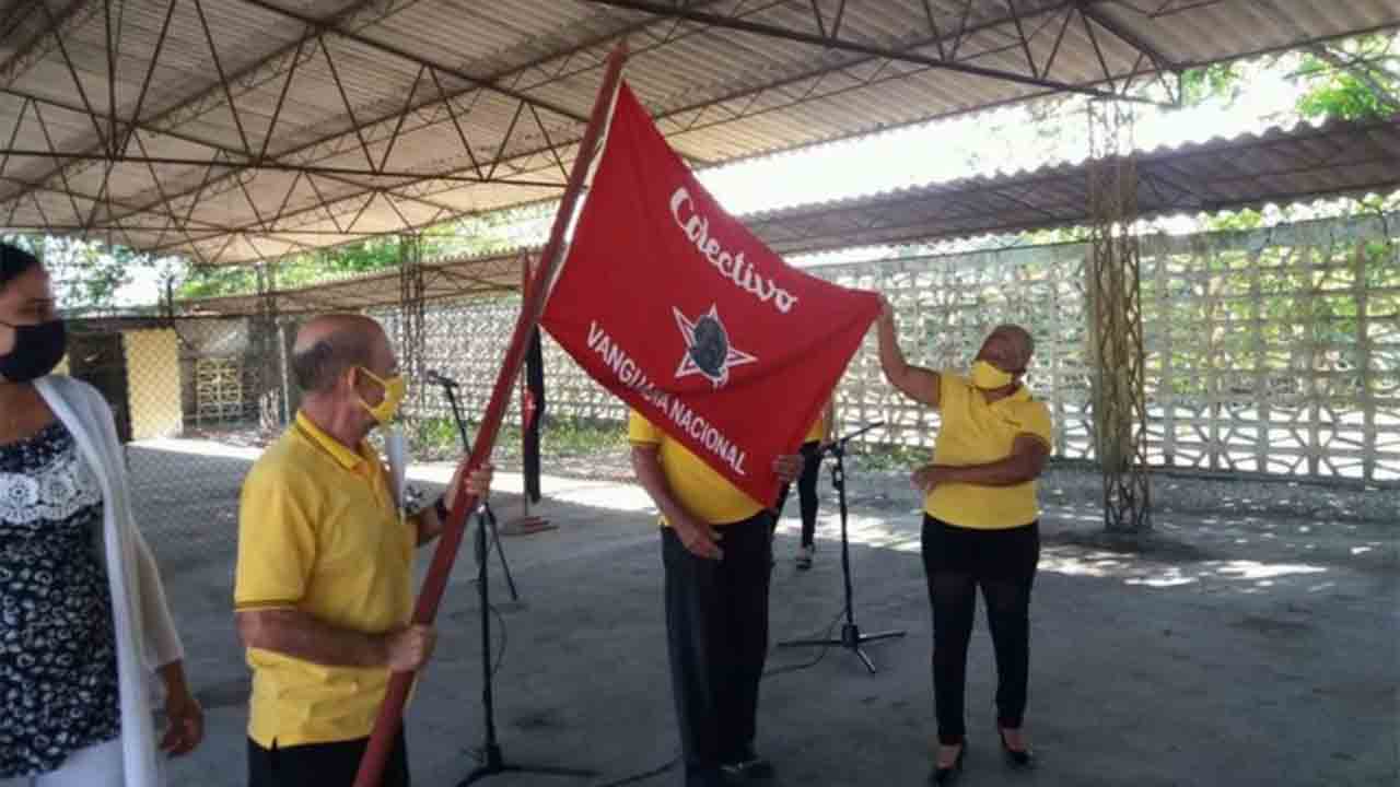 Cuba Taxi, de Villa Clara, recibe la Bandera de Vanguardia Nacional