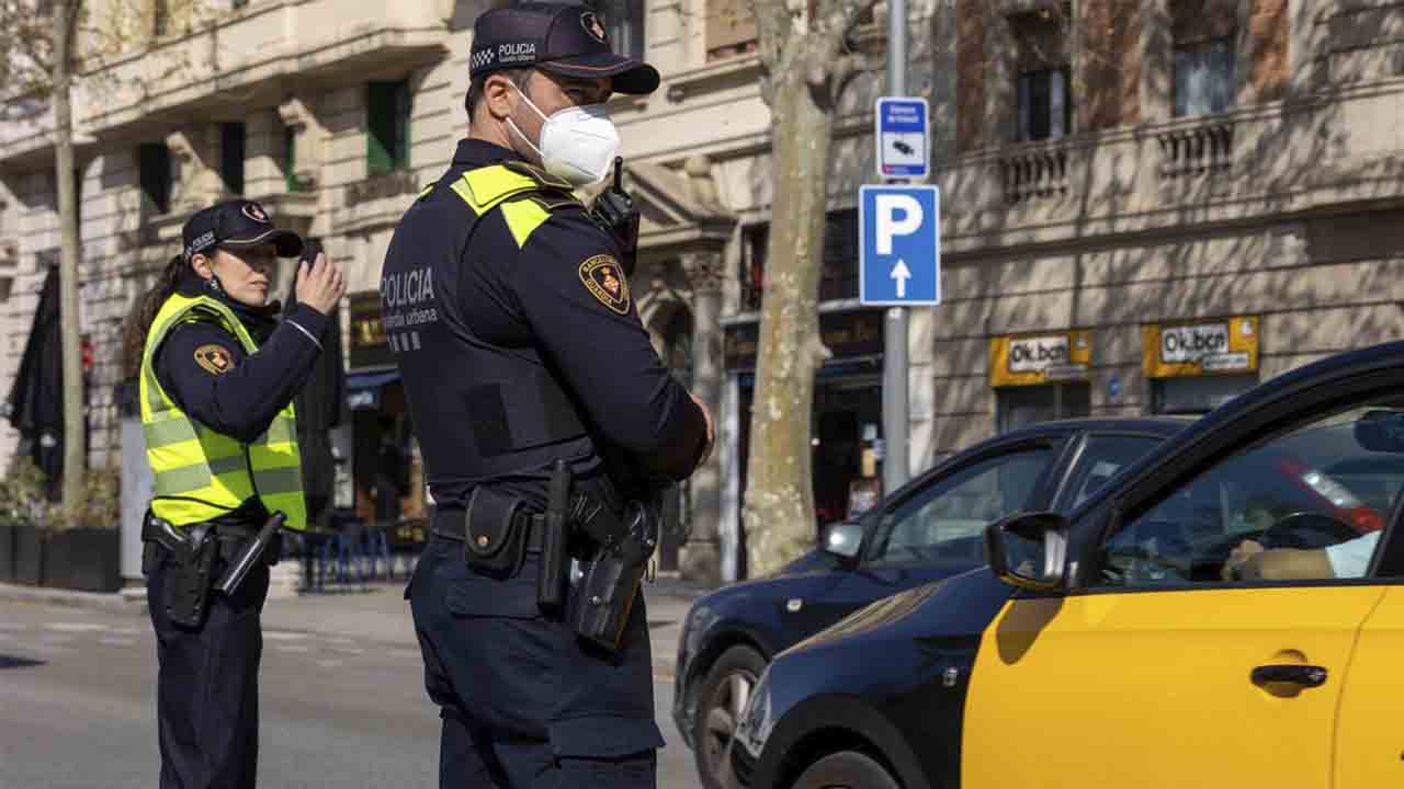 Un taxista de Barcelona evita un robo y es agredido por los ladrones