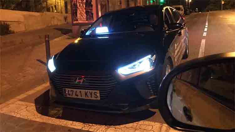 El taxi de Barcelona denuncia a Cabify por los módulos luminosos