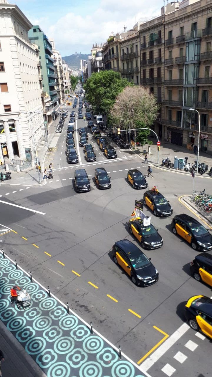 Miles de taxistas protestan contra Cabify en Barcelona