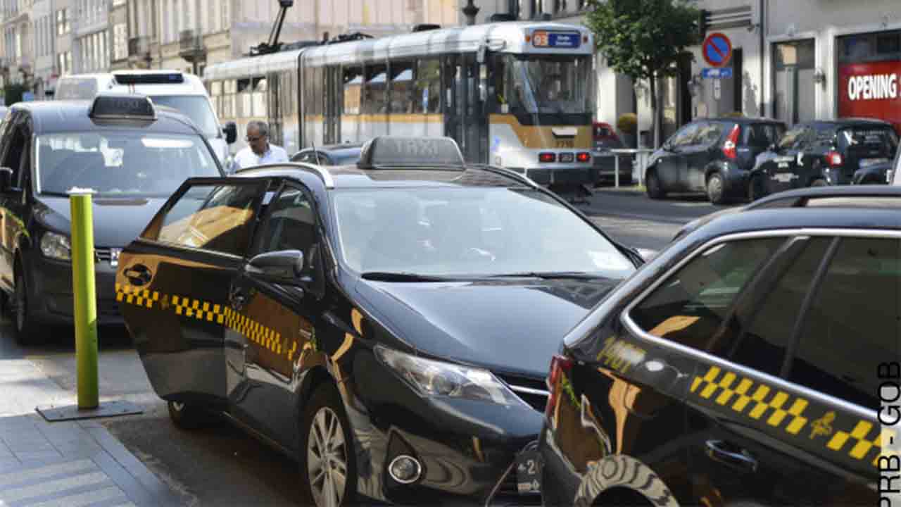 Uber sigue operando en Bruselas pese a su prohibici贸n