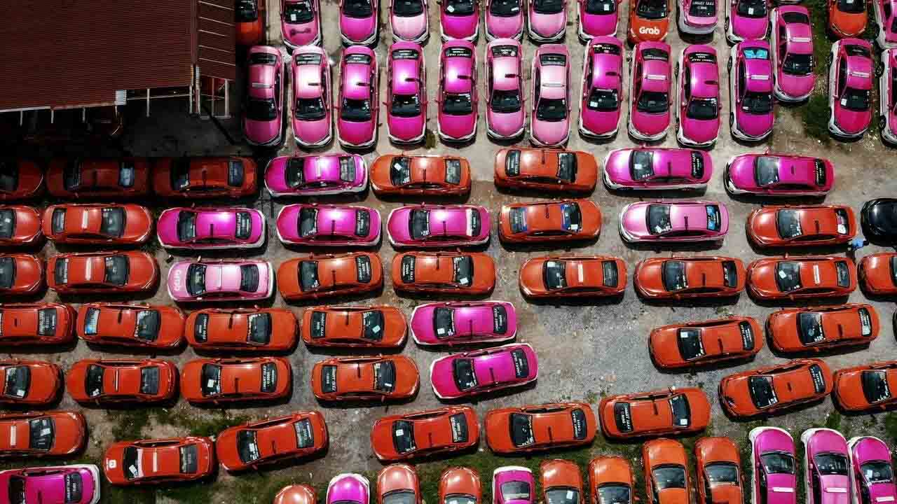Miles de taxis duermen 24 horas en Bangkok debido a la pandemia