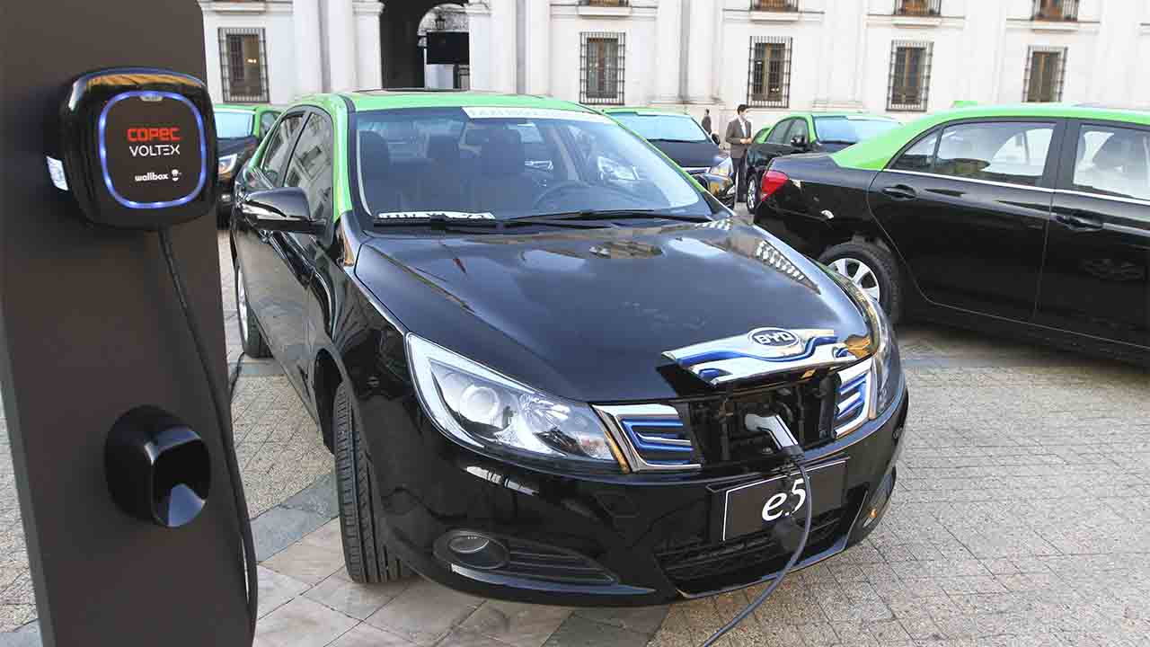 Chile incorpora 50 taxis chinos BYD eléctricos a su flota
