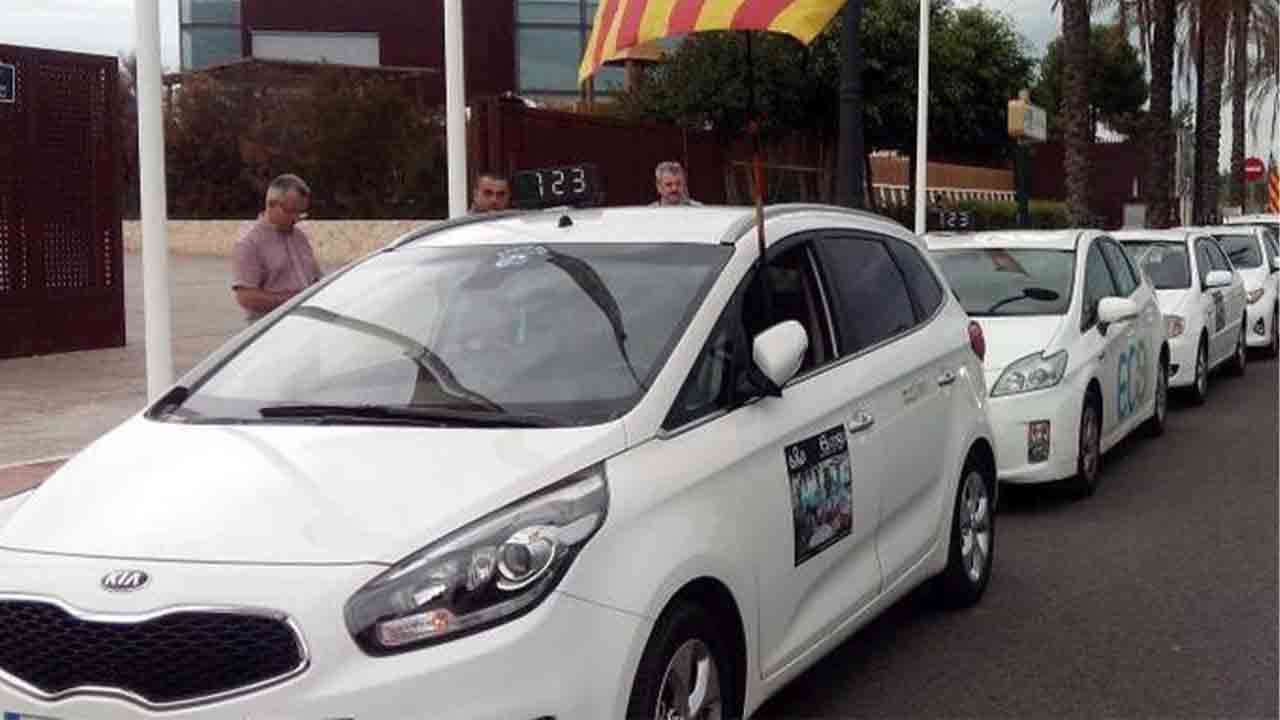 El taxi de València modifica su horario para adecuarlo a las Fallas