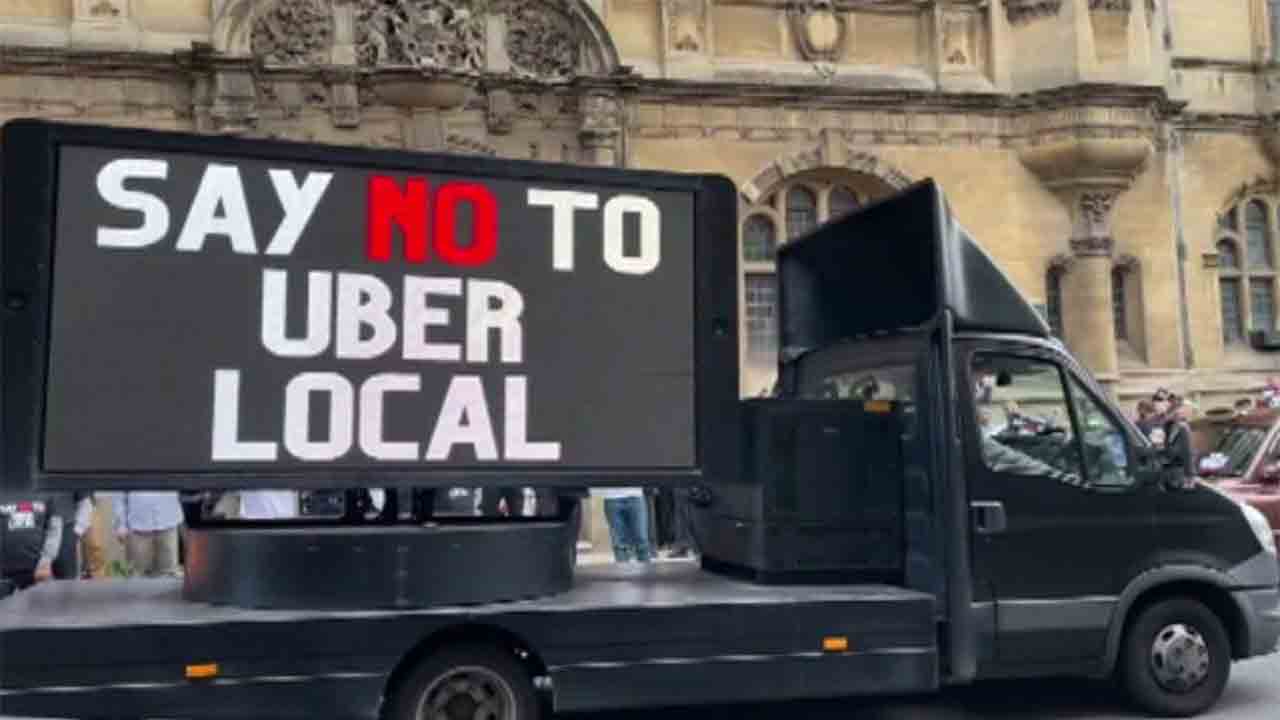 Taxistas de Oxford protestan por la llegada de Uber a la ciudad