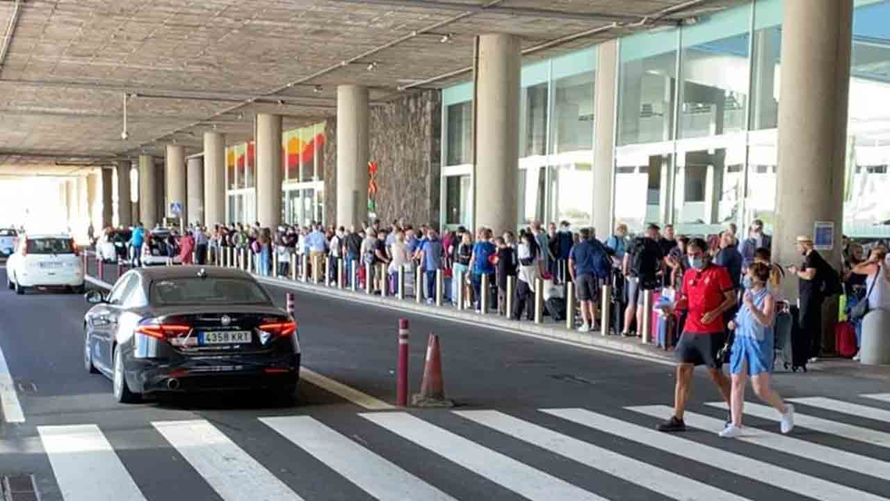 El problema de Aena con los taxis llega al aeropuerto de Lanzarote
