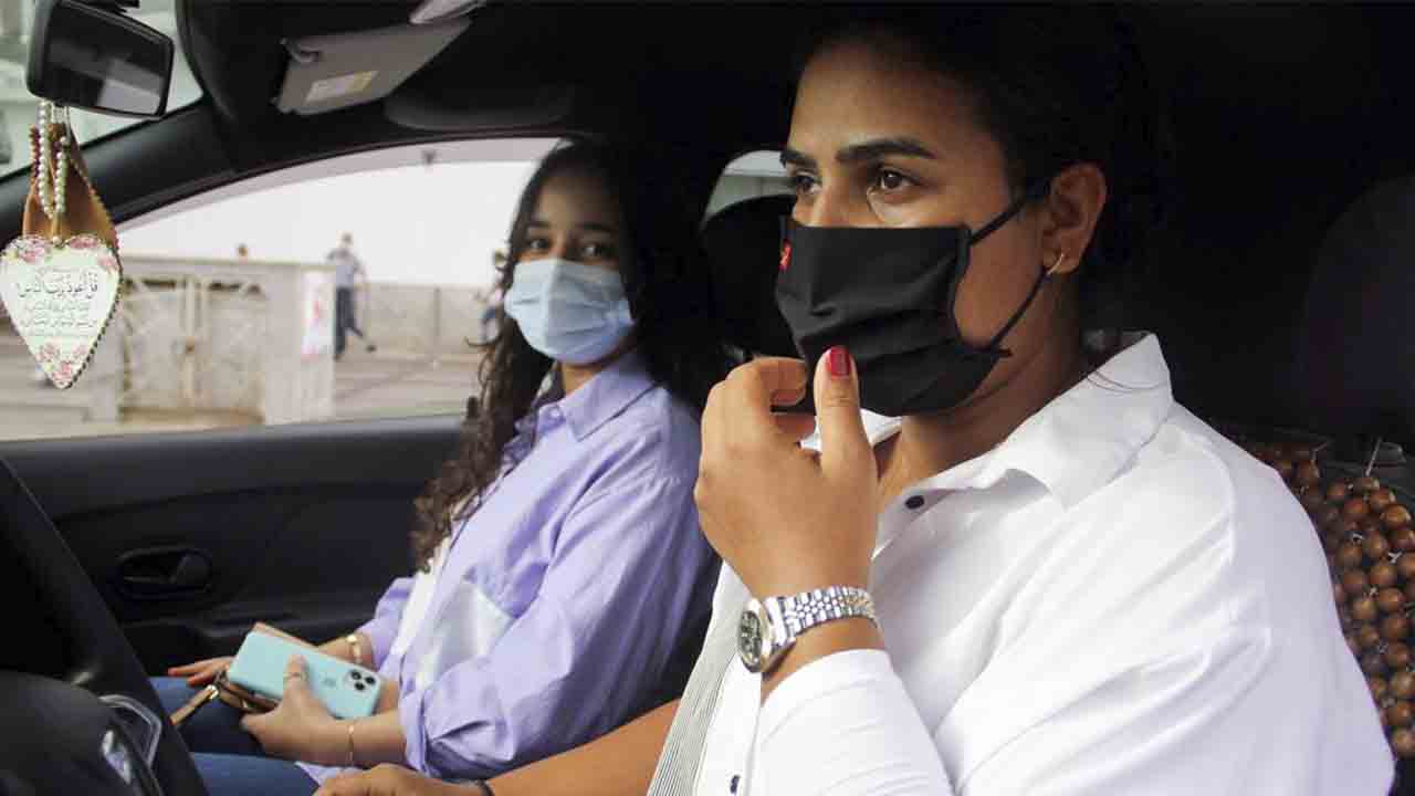 La única mujer taxista de Rabat rompe los estereotipos