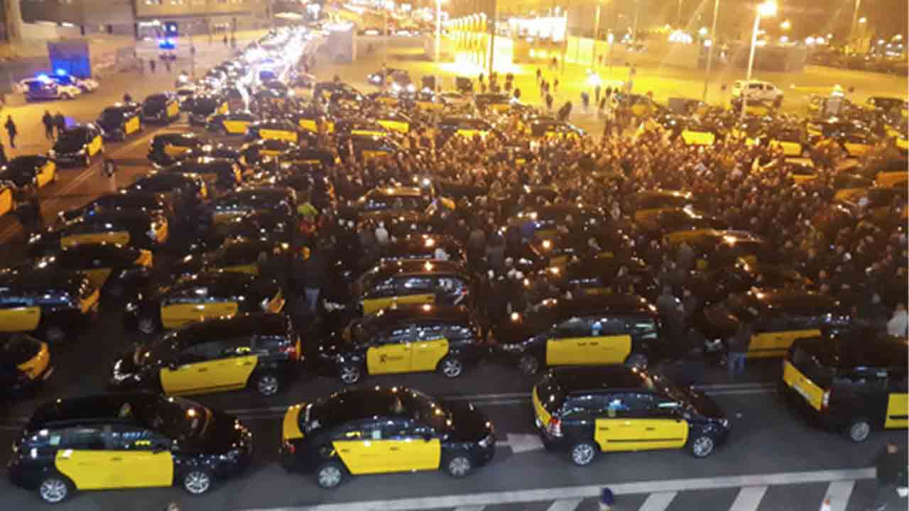 Manifestación de los taxistas en Barcelona contra la alianza Uber-Free Now