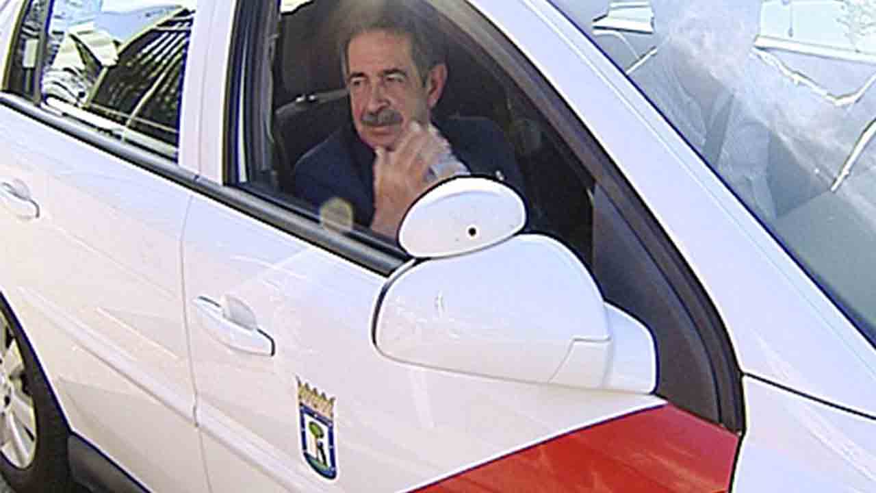 Miguel Ángel Revilla defiende al taxi con la boca pequeña