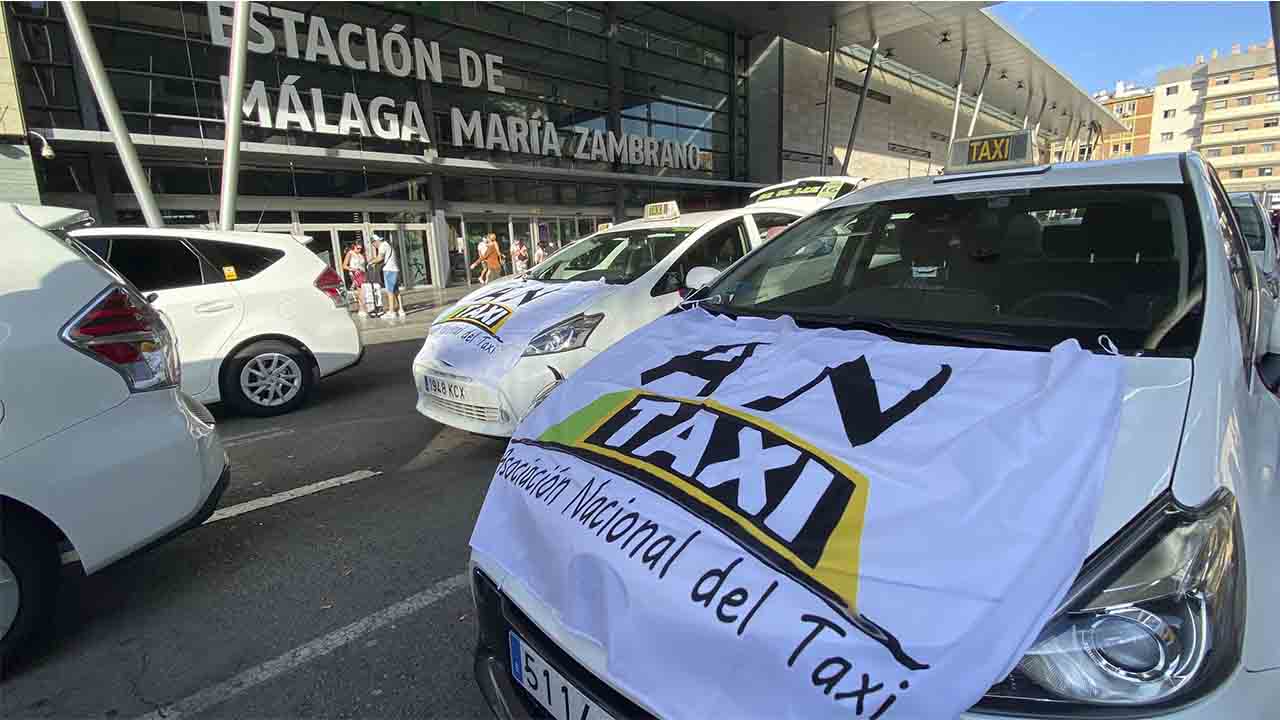 Miles de taxistas se manifiestan en Málaga contra la intrusión de los VTC