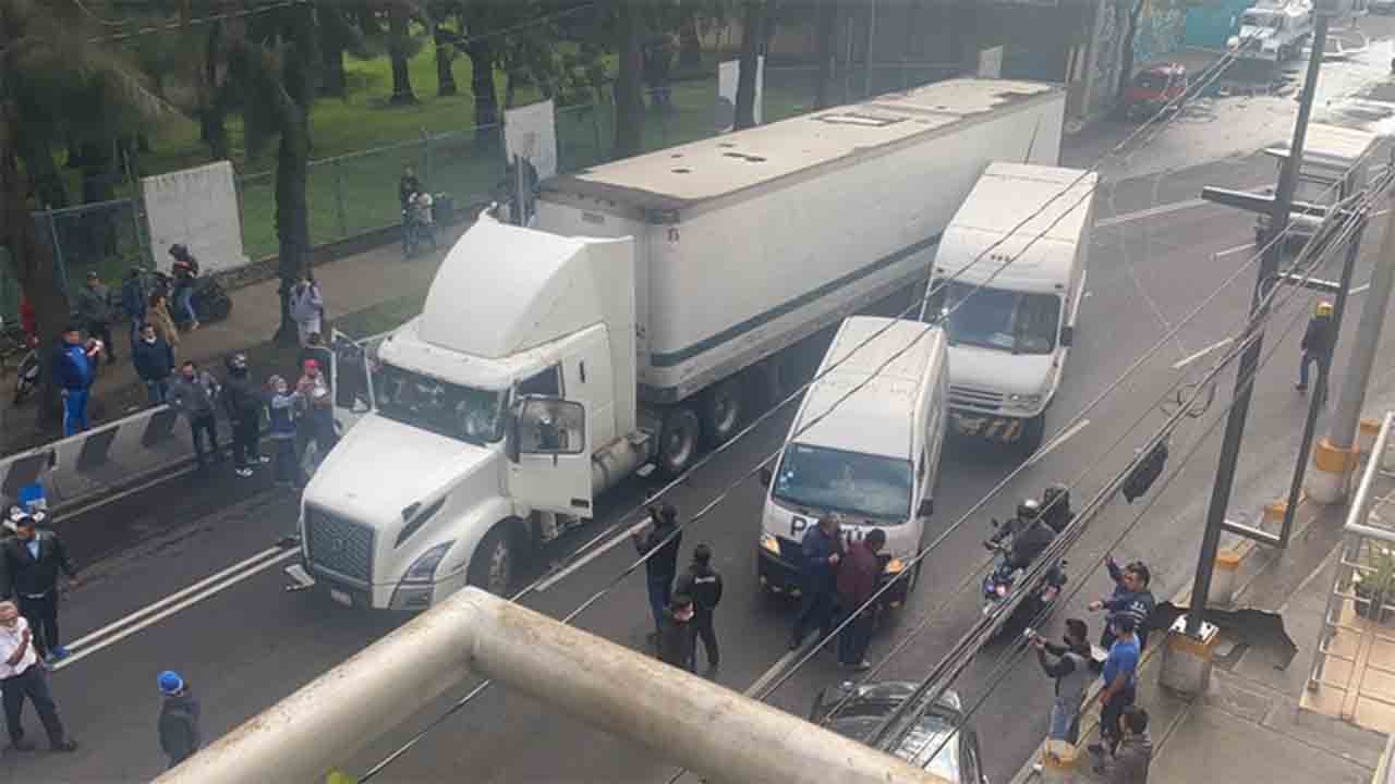 Un tráiler arremete contra los vehículos en una marcha de taxistas en México