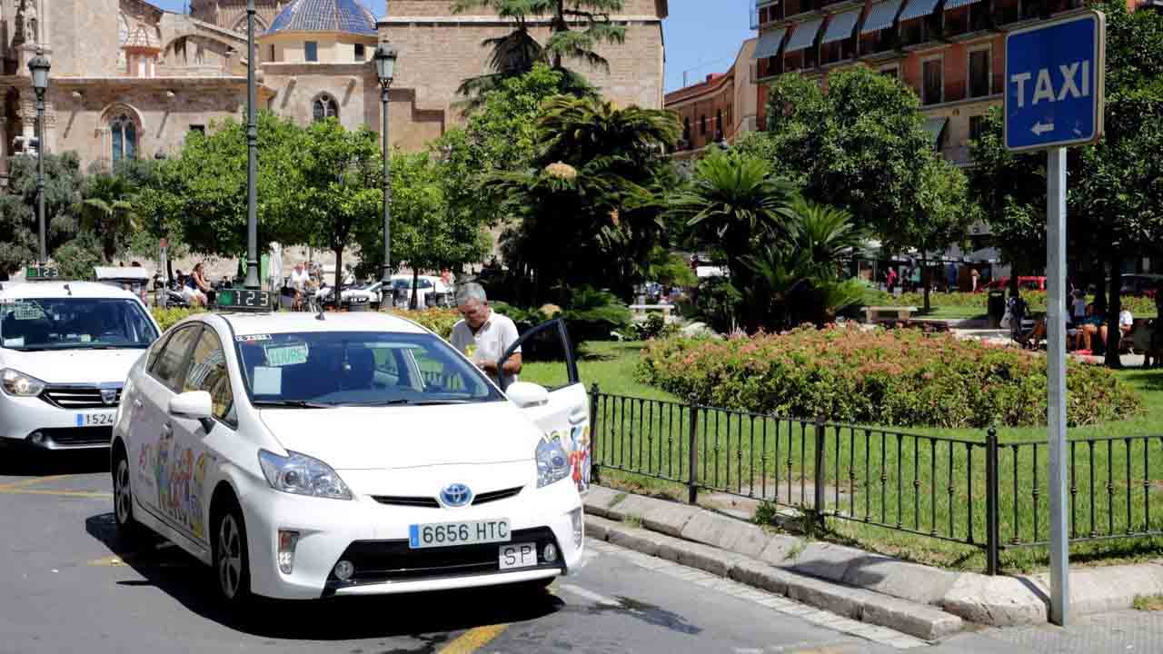 Dos atracadores dan una brutal paliza a un taxista en València