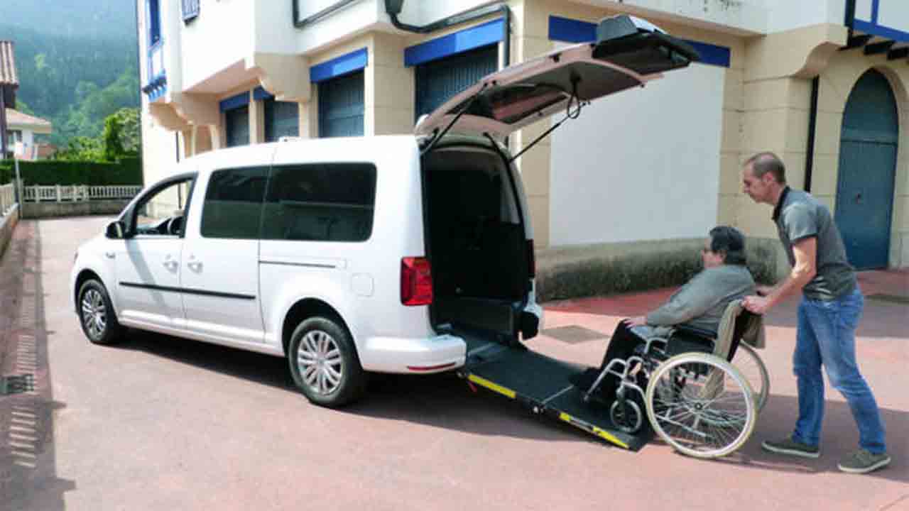 Álava eleva a 650 euros las ayudas para usar taxi a personas con movilidad reducida