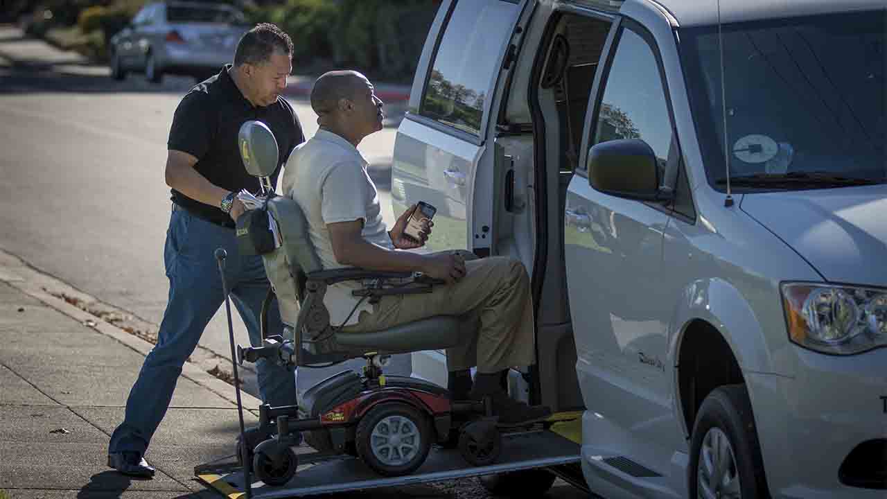 Justicia de EEUU demanda a Uber por cobrar tiempo de espera a clientes con discapacidades