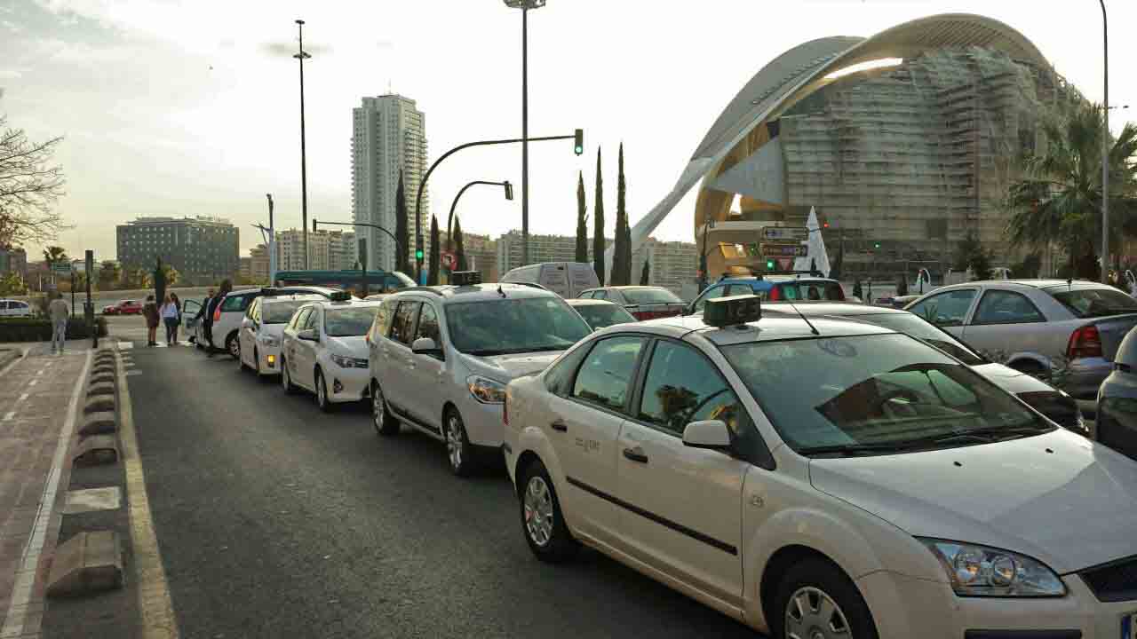 La Federación Sindical del Taxi de València expulsará a los que se unan a Uber