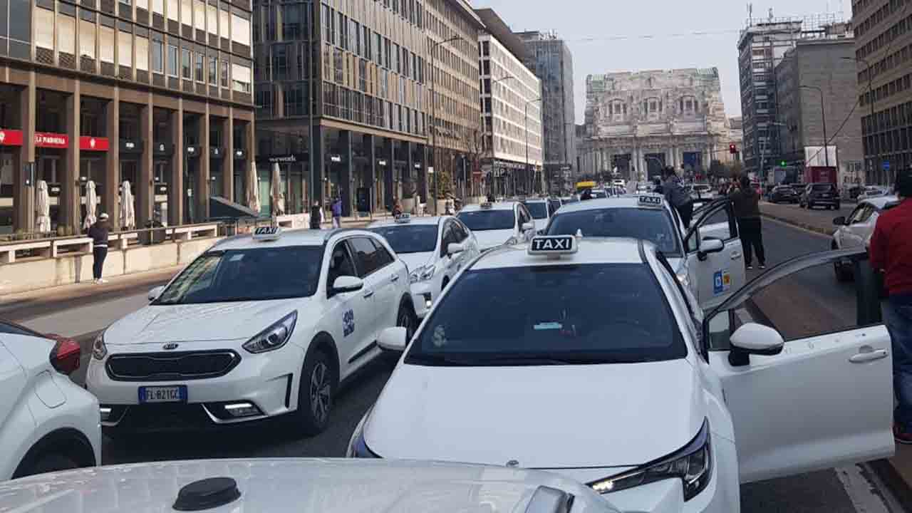 Los taxistas italianos paralizan el país contra la competencia desleal