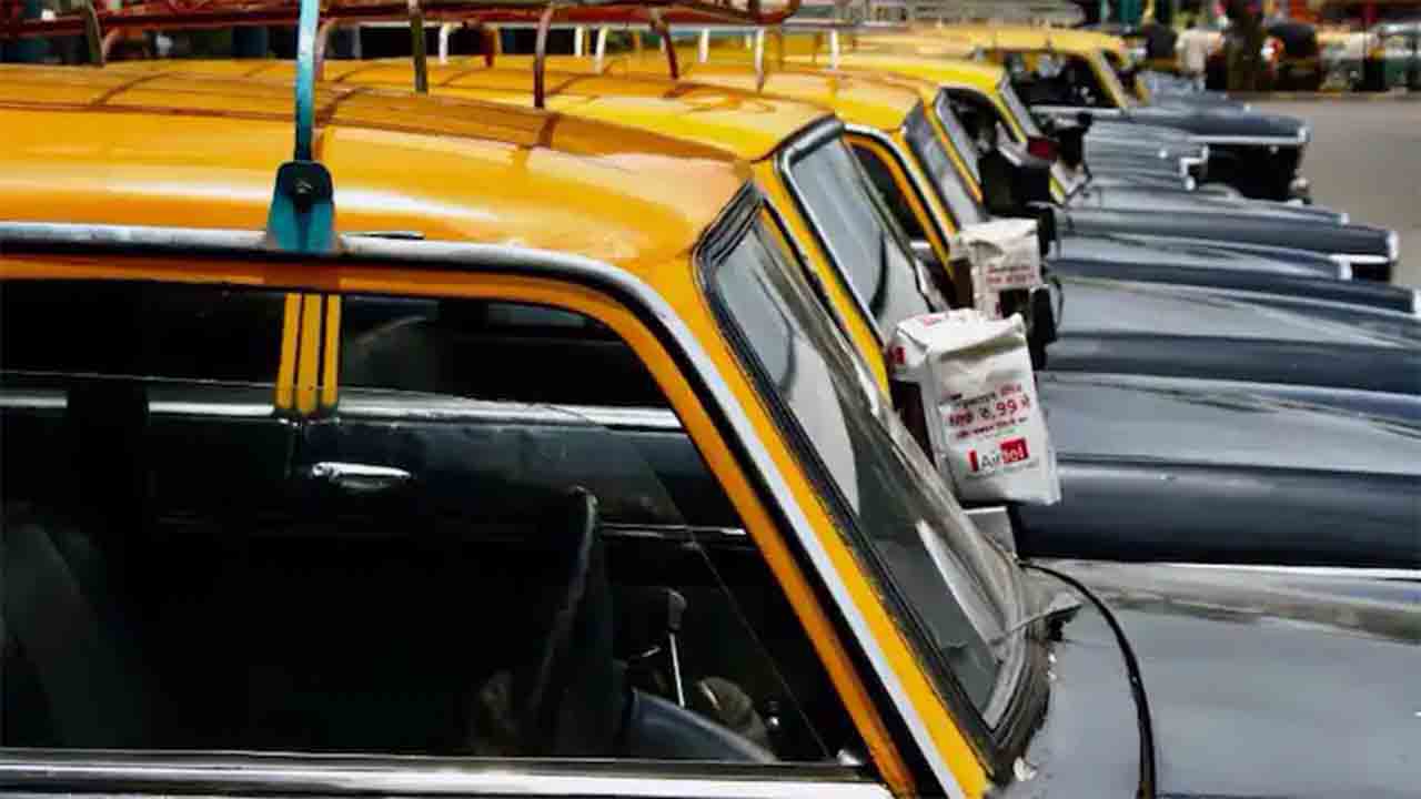 Huelga de los taxistas en Mumbai reclamando un aumento de las tarifas