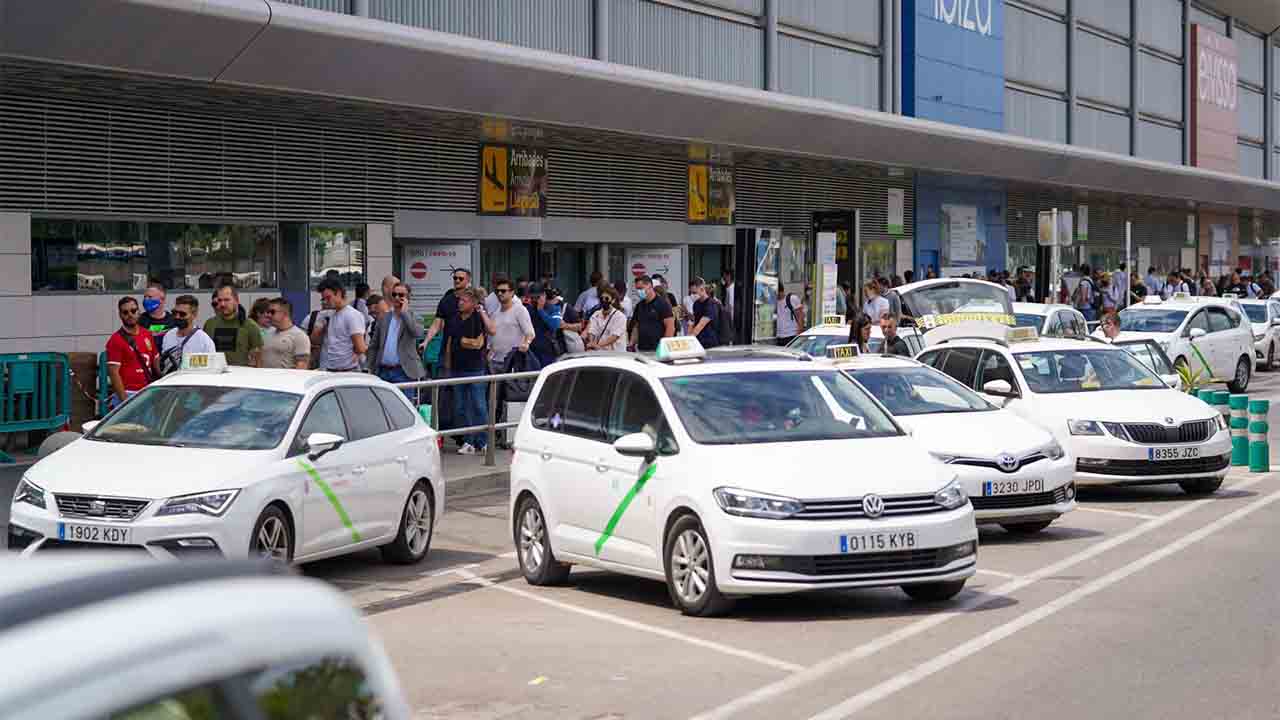 Govern y Consell de Ibiza colaborarán en la nueva normativa del taxi