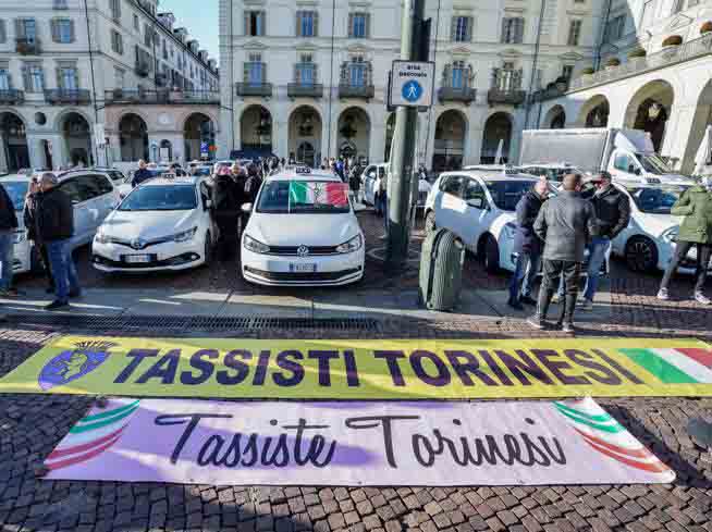 Los taxistas italianos paralizan el país contra la competencia desleal