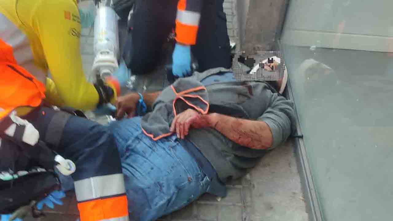 Atacan salvajemente a navajazos a un taxista en Barcelona