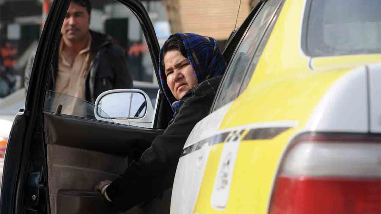 Los talibanes prohíben a las mujeres afganas viajar en taxi sin un hombre de acompañante