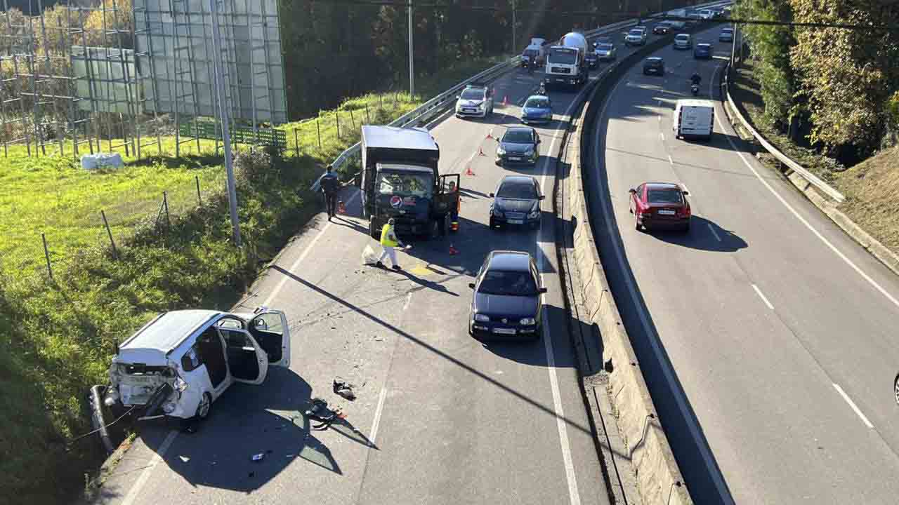 Un accidente en Vigo entre un taxi y un camión provoca largas colas