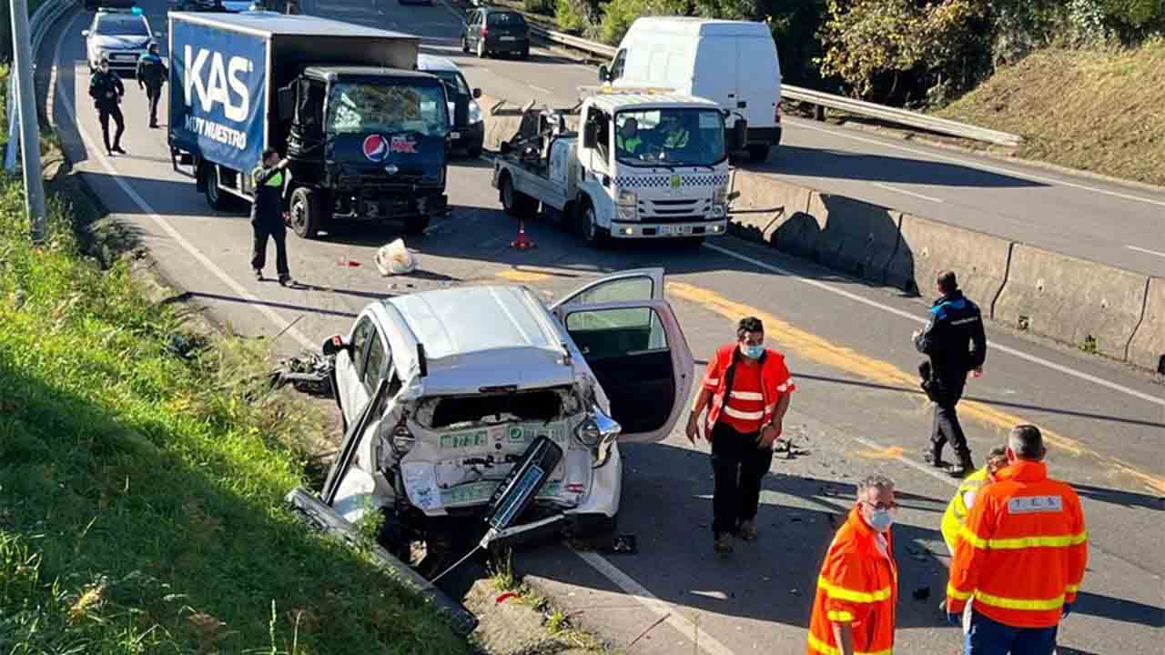Un accidente en Vigo entre un taxi y un camión provoca largas colas