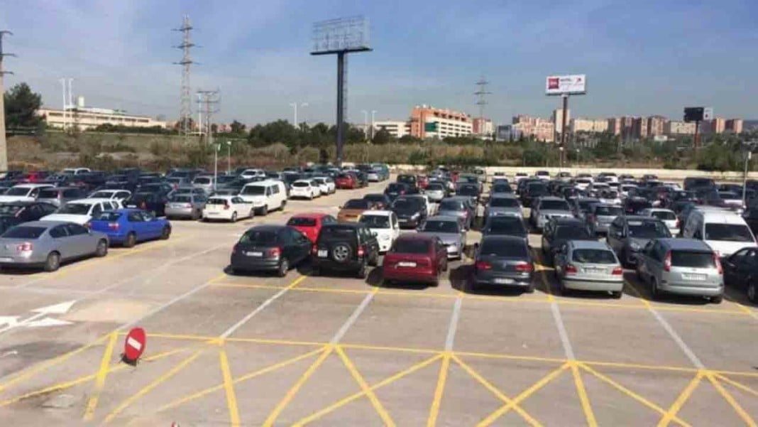 Uber tendrá plazas de aparcamiento en el Prat, pero no podrá usarlas para los taxis