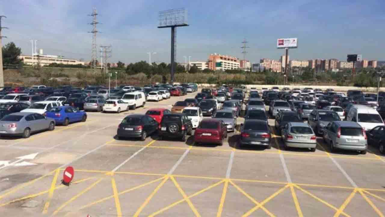 Uber tendrá plazas de aparcamiento en el Prat, pero no podrá usarlas para los taxis