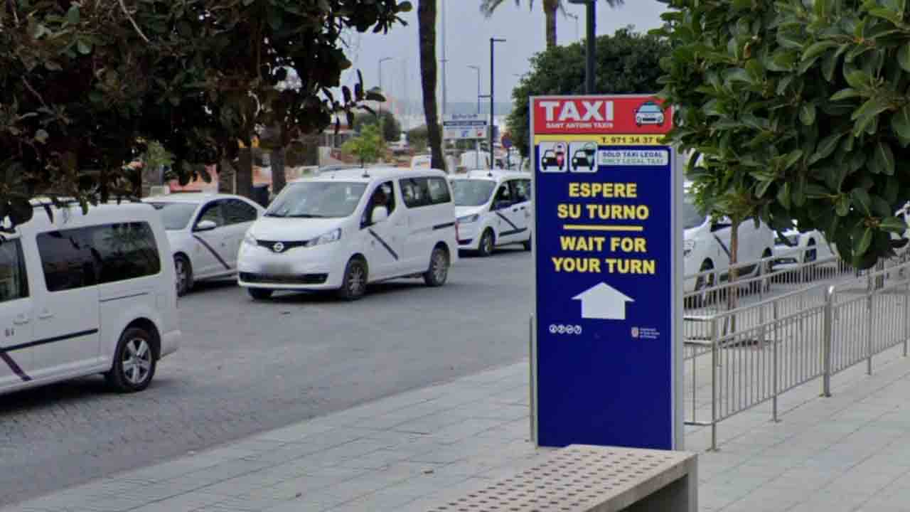 Sant Antoni aprueba el plan de licencias estacionales del taxi para 2022/23