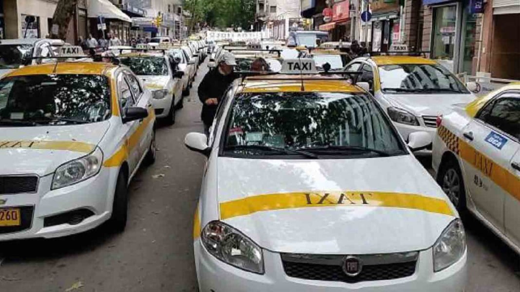 Los taxistas uruguayos que trabajen con Uber serán expulsados de la patronal