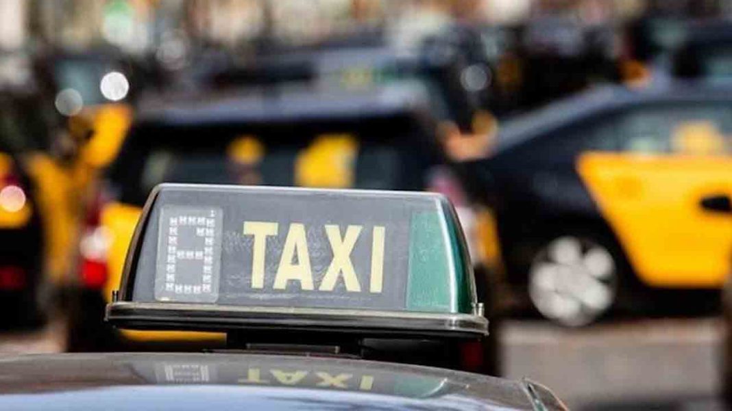 Fallece un taxista en el Prat mientras conducía por la autovía de Castelldefels