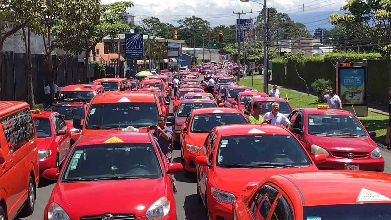 Los taxistas de Costa Rica pedirán indemnizaciones al Estado por permitir operar a Uber