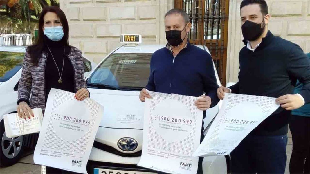 Los taxistas de Málaga llevarán visible el teléfono de atención a la mujer