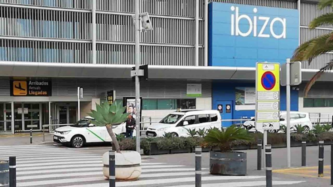 Cámaras de vigilancia en el aeropuerto de Ibiza contra la competencia desleal al taxi