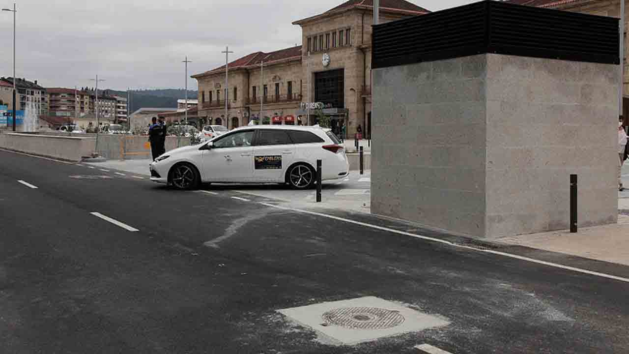 Los taxistas de Ourense reclaman una marquesina en la estación el AVE