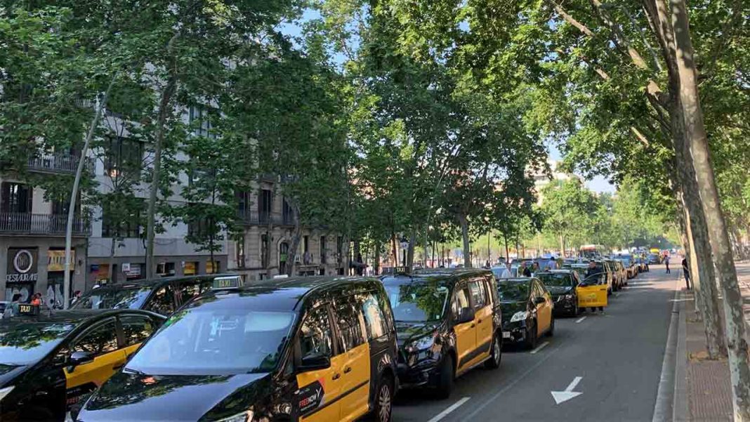 Arranca la manifestción de los taxistas en Barcelona