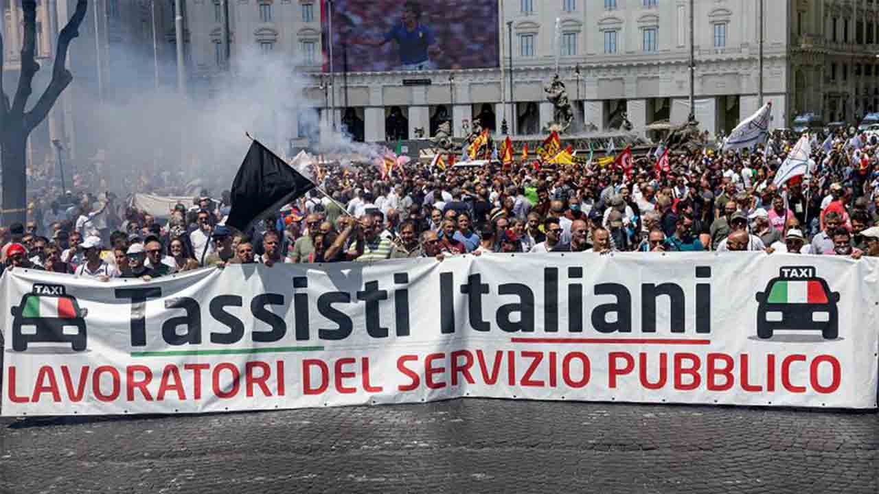 Paro nacional del taxi en Italia contra la competencia desleal