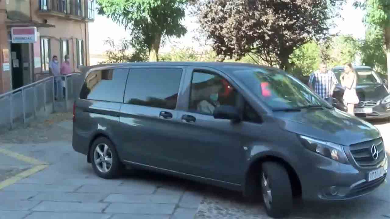 Melque de Cercos (Segovia) lleva a los mayores al centro de salud en taxi