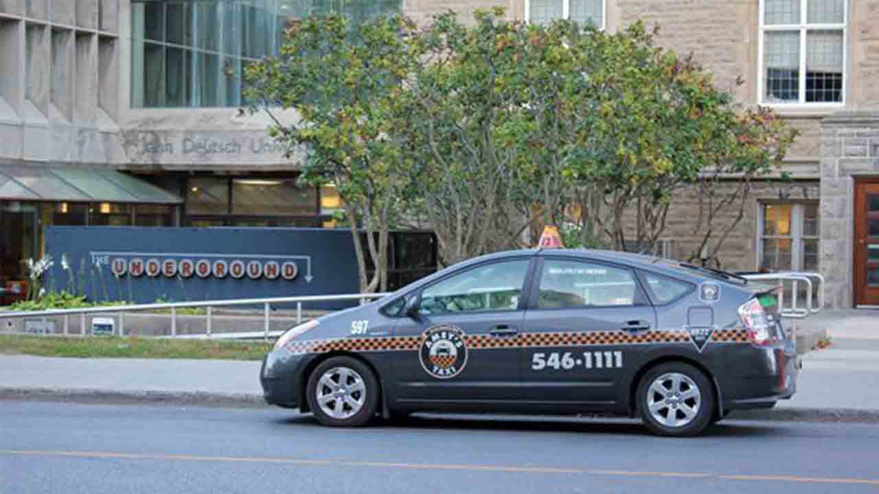 Amey's Taxi celebra un siglo operando en Kingston