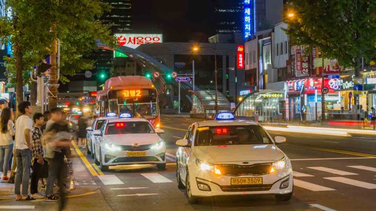 ¿Cómo se puede resolver la escasez de taxis en Corea?