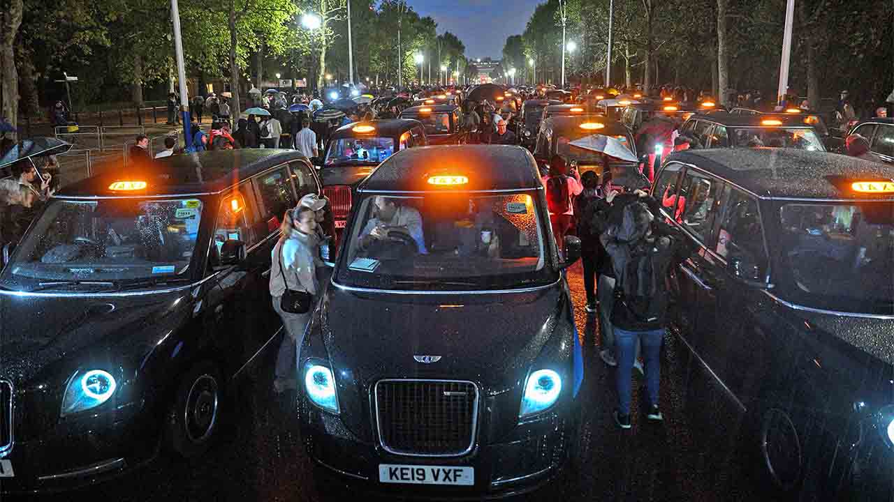 Los taxis de Londres acuden al Palacio de Buckingham para rendir homenaje a la Reina