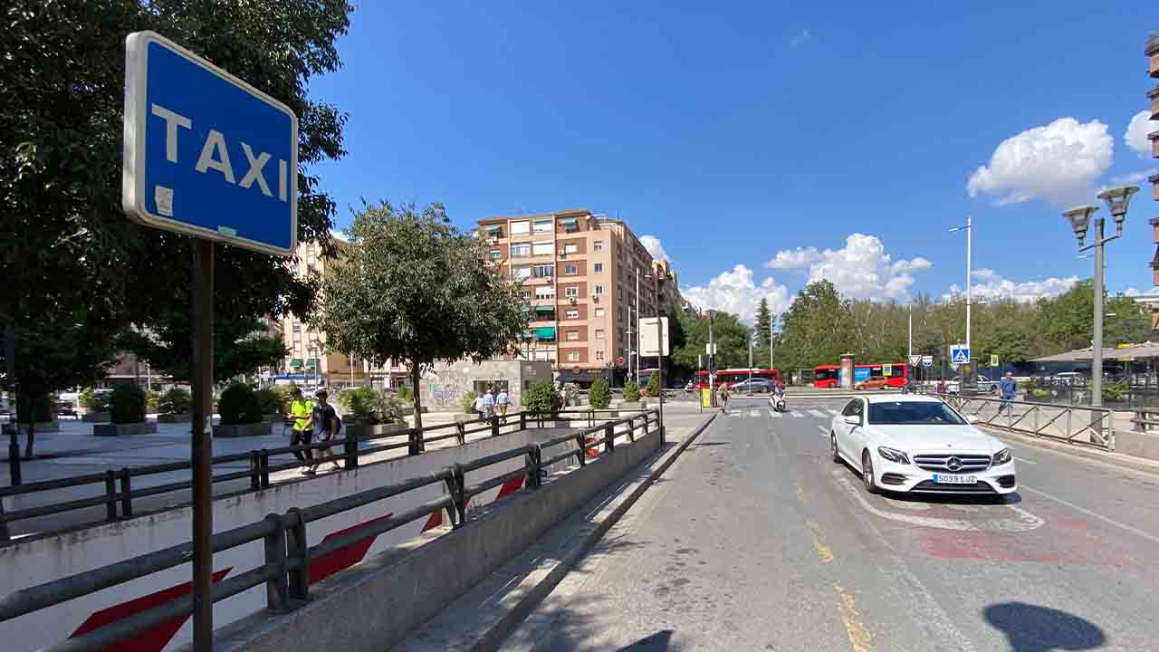 El taxi de Granada contra la regulación de los VTC de Juanma Moreno