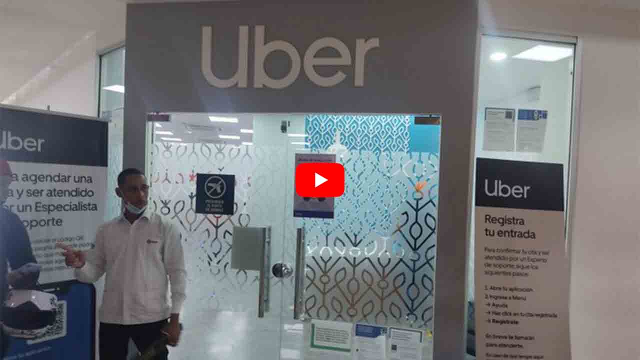 Conductor de Uber rompe los cristales de las oficinas de Uber en Santo Domingo