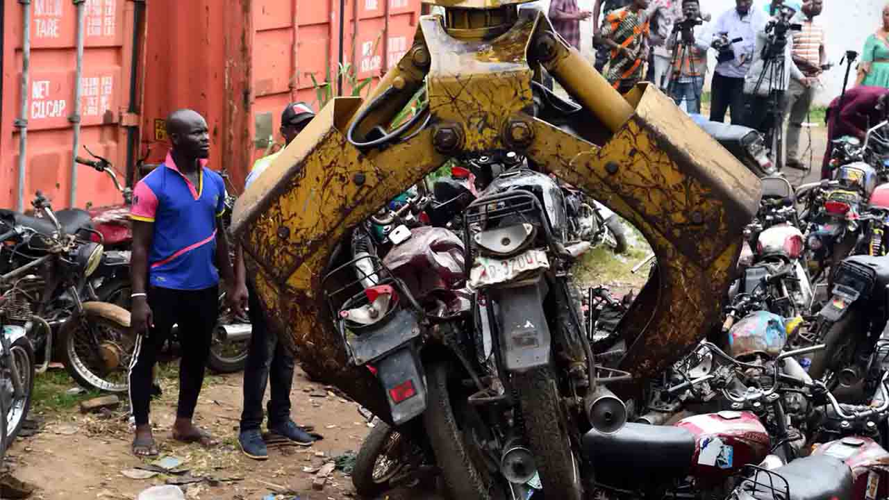 El gobierno de Nigeria prohíbe los moto taxi en Lagos