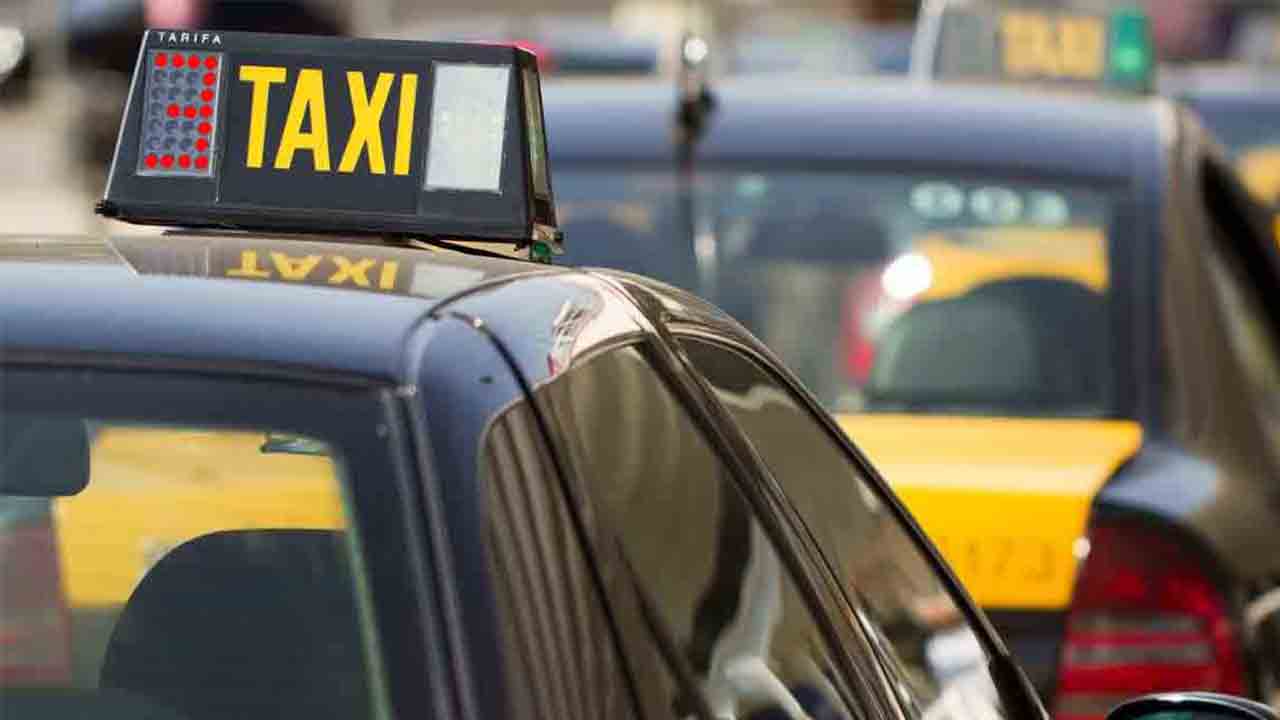 Asociaciones y emisoras se suman a la propuesta de Élite Taxi para suspender la Tarifa 3
