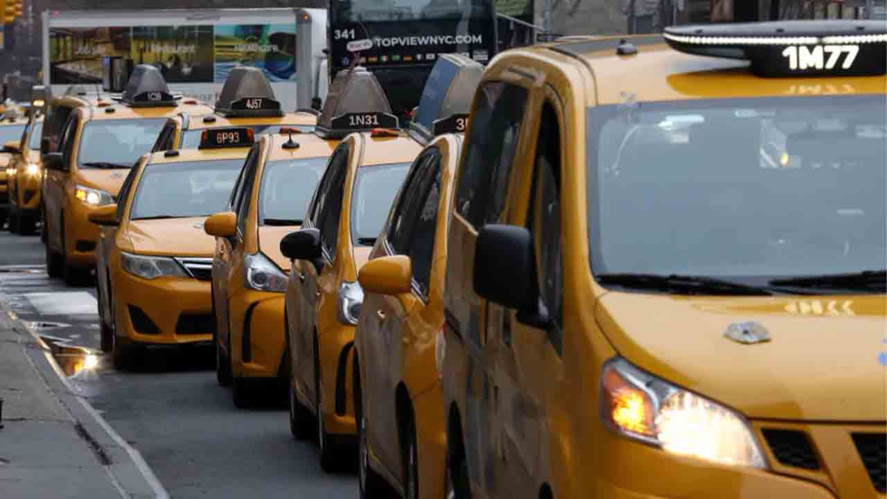 Los taxis de Nueva York suben las tarifas un 23%, primer aumento desde 2012