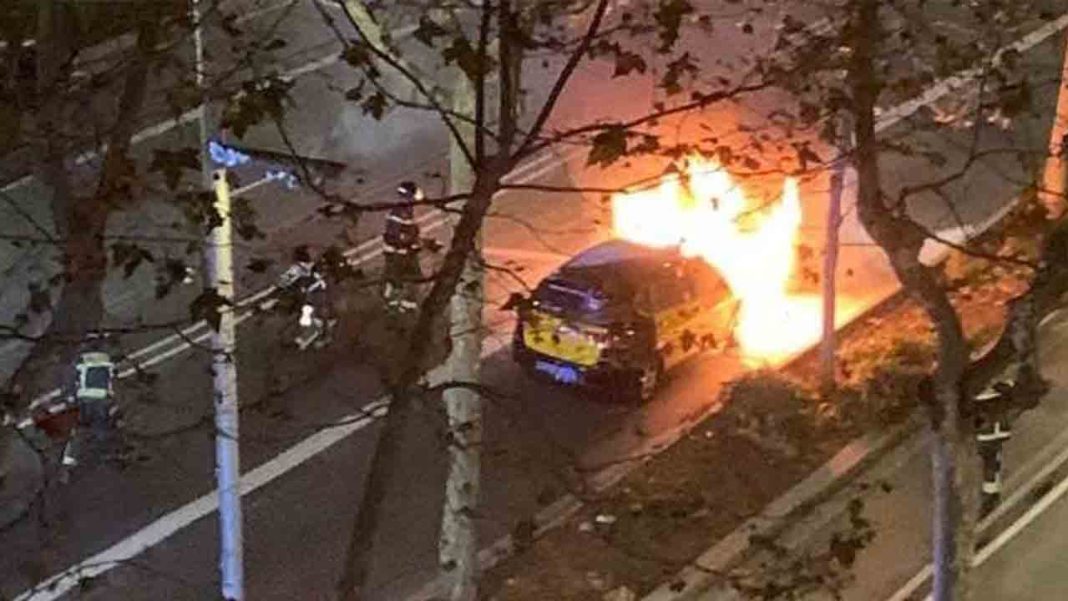 Se incendia un taxi en la Avenida Diagonal de Barcelona