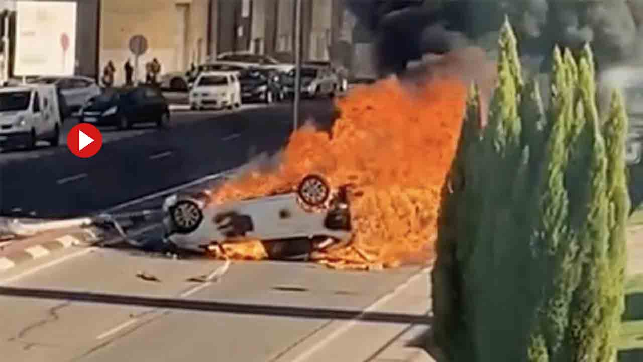 Un taxista de Onda y una pasajera logran salir del taxi en llamas tras un accidente