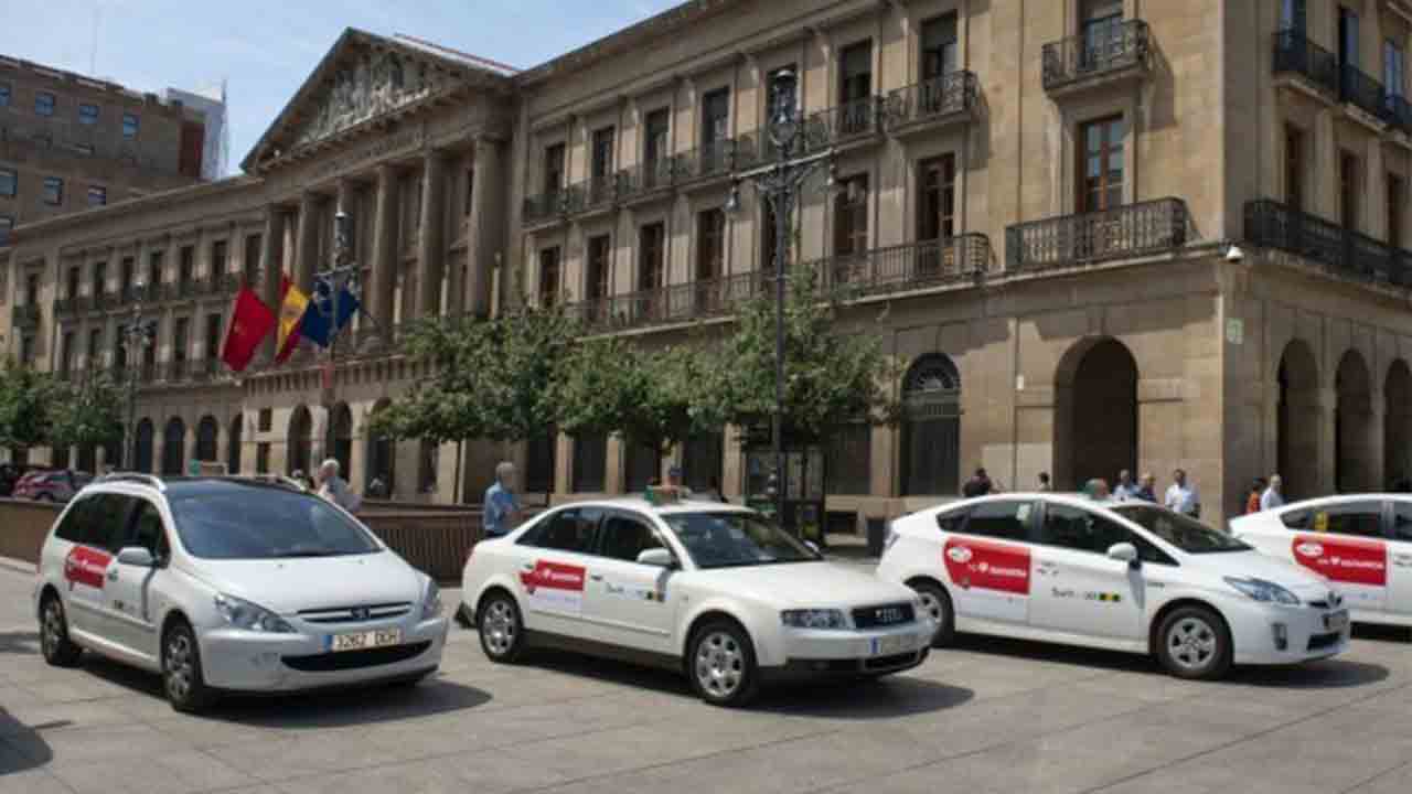 Pamplona vuelve ha realizar su paseo solidario en taxi